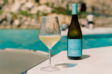 Aperitivo siciliano servito a bordo del gommone con pane cunzato, arancine, vino e prosecco durante l'escursione Egadi Sea Life