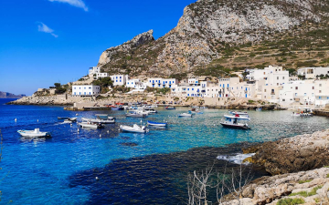 Cala Dogana vista dal porto di Levanzo con le casette bianche del borgo