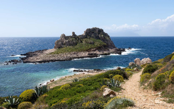 Cala Faraglione Levanzo: lo scoglio calcareo visto dalla costa dell'isola