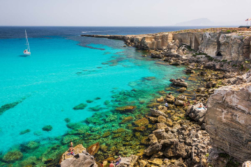 Cala Rossa a Favignana vista dal mare durante l'escursione in gommone con Egadi Sea Life