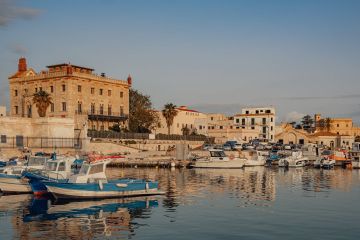 Favignana come arrivare: guida completa per raggiungere l’isola più amata delle Egadi